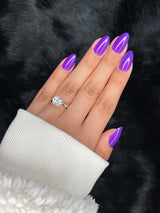 Violette purple medium almond press-on nails on hand — Nailora Paris