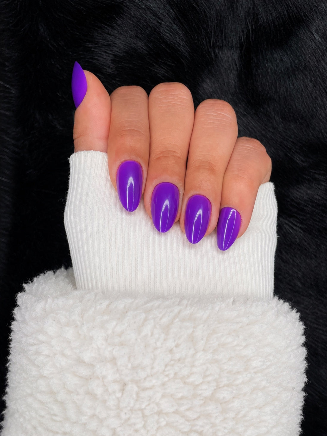 Violette bright violet almond nails side view — Nailora Paris