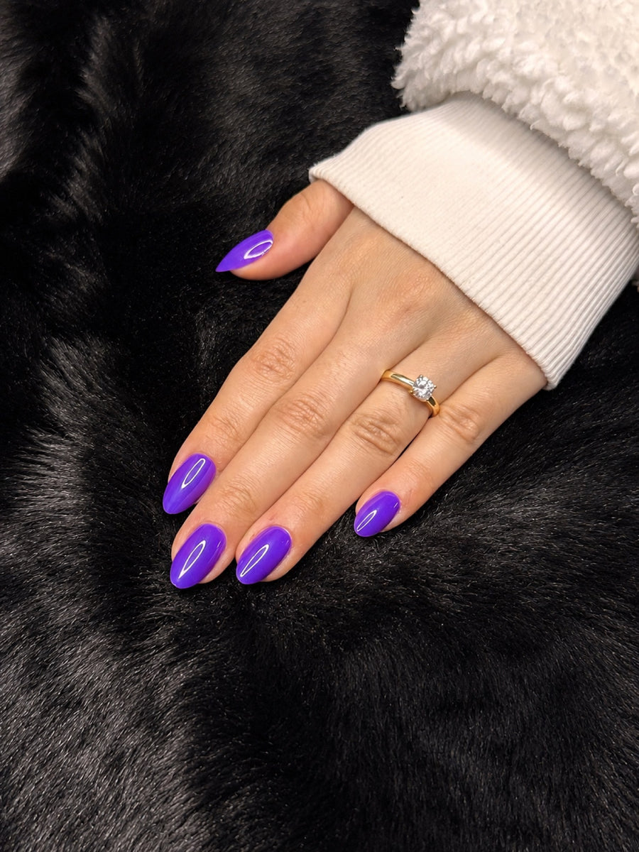 Close-up of Violette purple almond press on nails