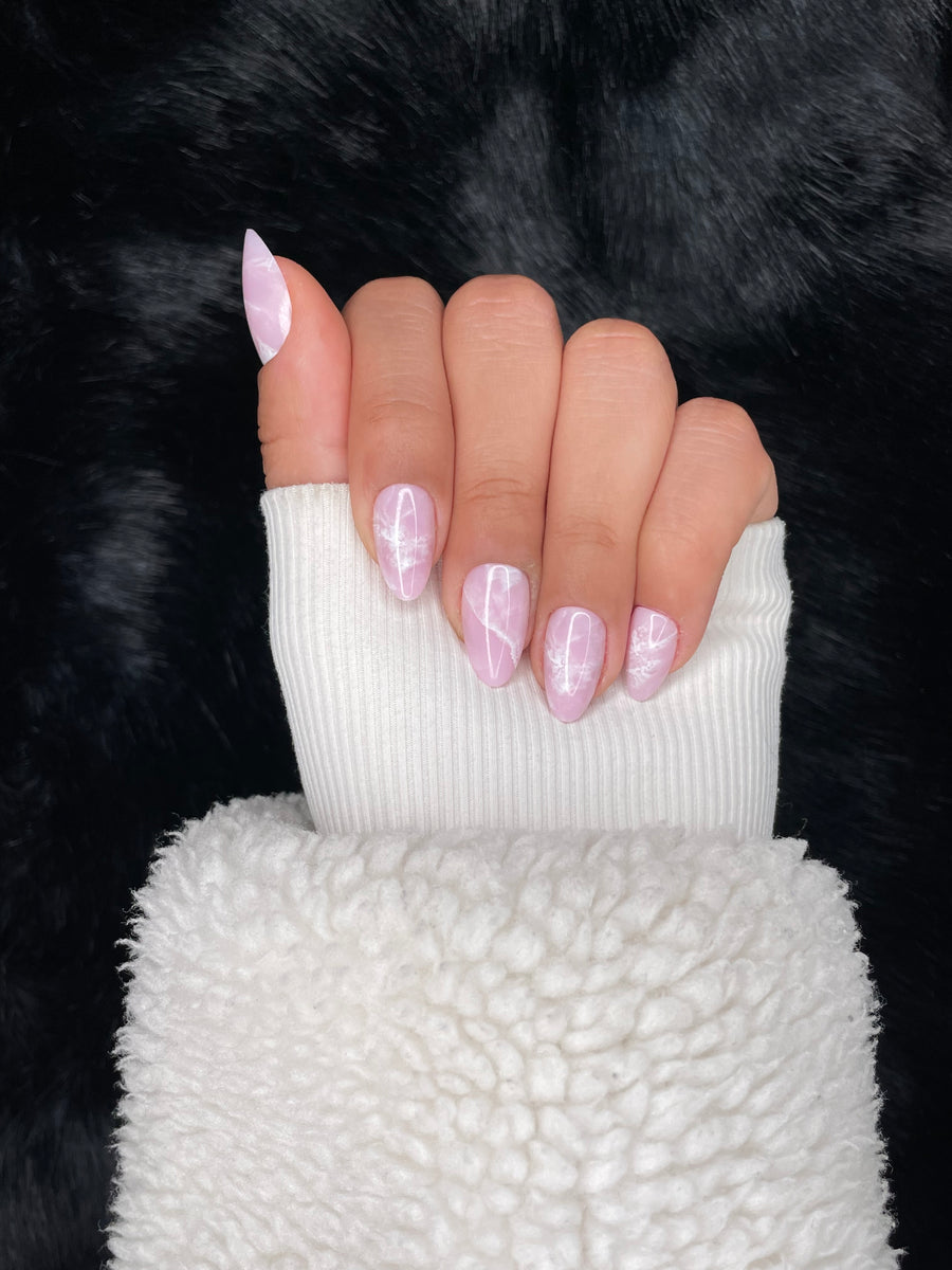 Noémie soft pink marble almond press on nails hand pose – Nailora Paris