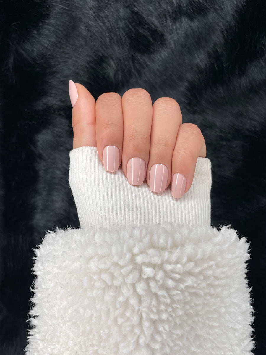 Sabine nude square press on nails hand pose – Nailora Paris