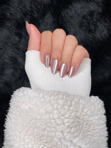 Théa nude pearl chrome almond press on nails hand pose – Nailora Paris