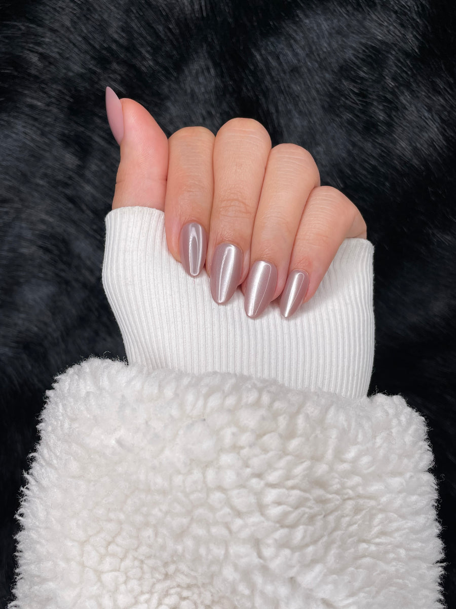 Théa nude pearl chrome almond press on nails hand pose – Nailora Paris