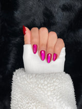 Zoé pink metallic almond press on nails hand pose – Nailora Paris